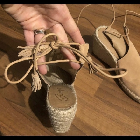 Betty's Women Tan Wedges US 6 - Picture 8 of 8